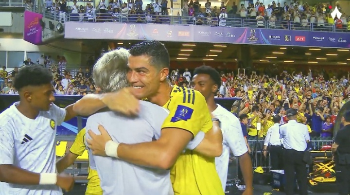 PP电子(中国)-终场时刻C罗与主帅相拥庆祝，全场观众高举手机捕捉经典瞬间